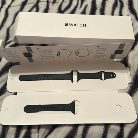 APPLE WATCH SE LIKE NEW!! - Picture 8 of 10